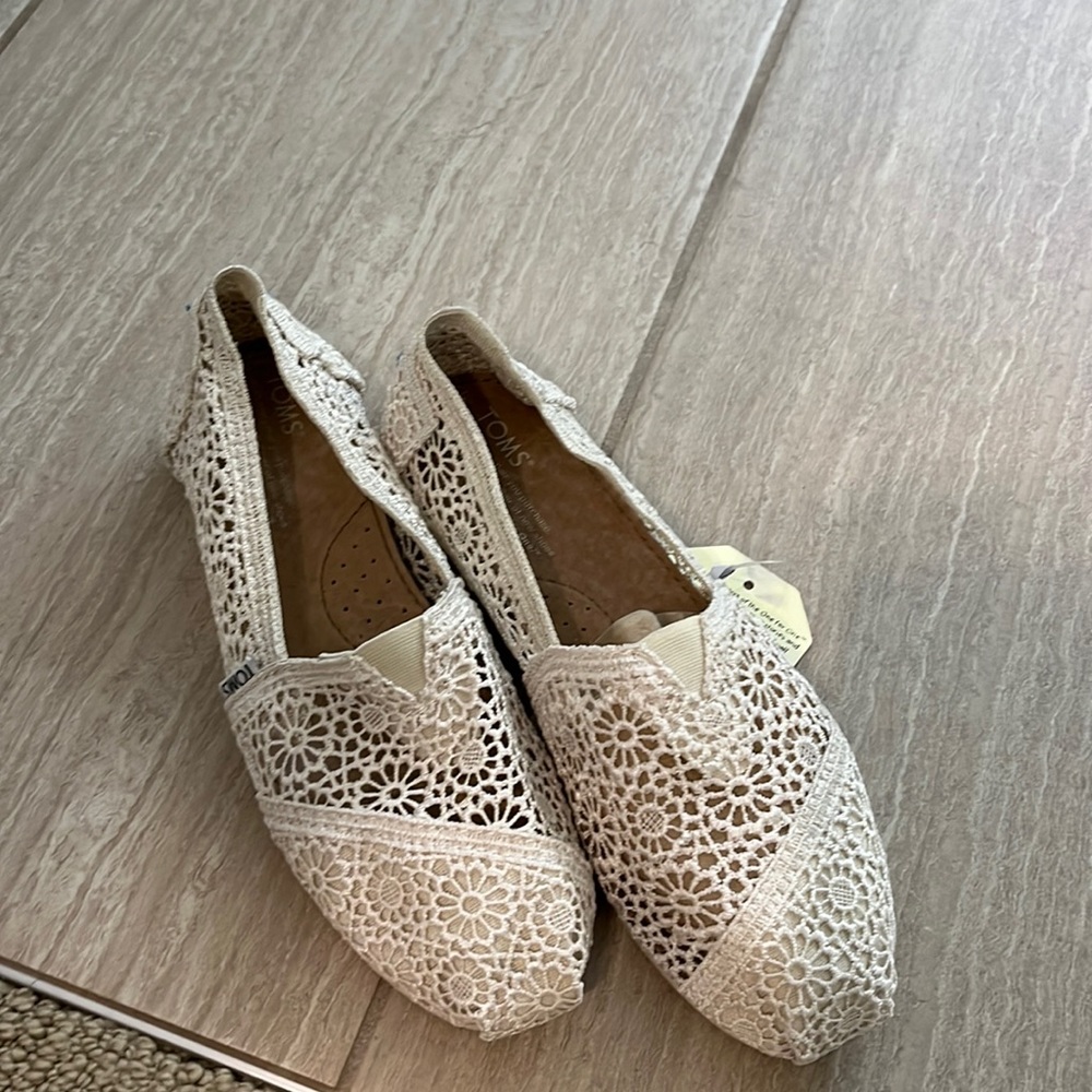 NWT Toms flats